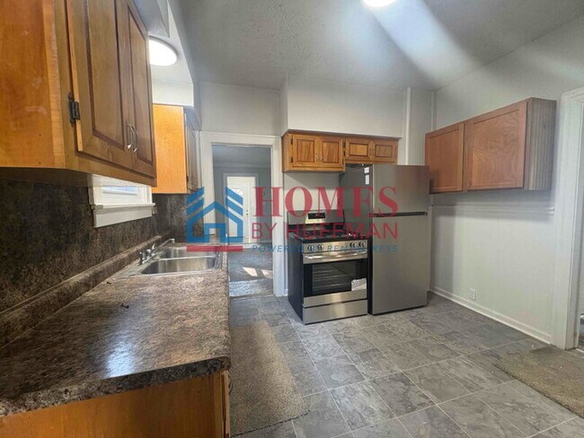Building Photo - Two Bedroom House | Detached Garage