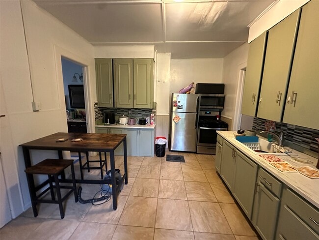 Building Photo - 19 Edwards St