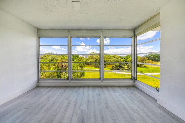 Building Photo - 3151 S Palm Aire Dr