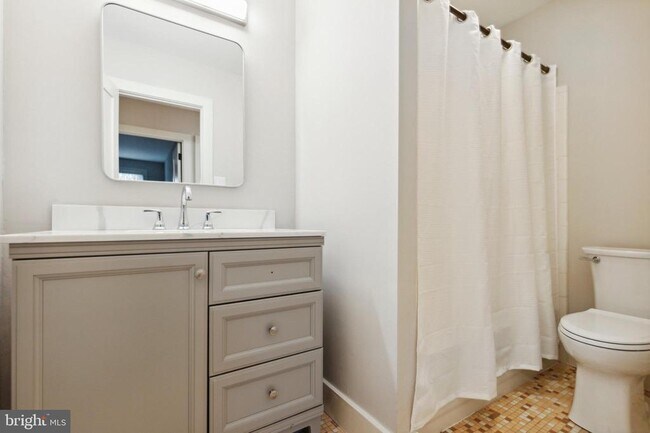 Building Photo - 176 W King St