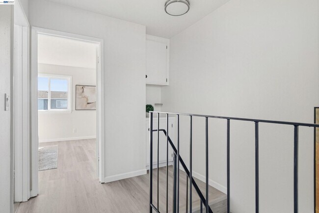 Building Photo - $3,150 / 2 BR - Updated Townhome in Prime Union City!