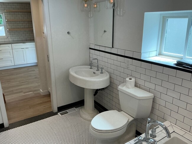 Building Photo - Beautiful 4 Bedroom 2 Bath Home in Old Tow...