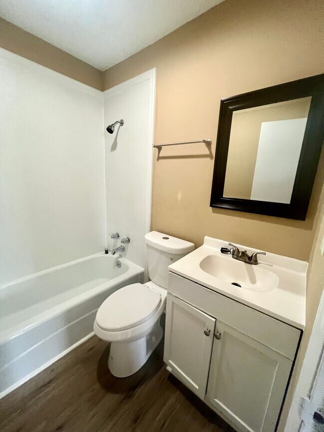 Building Photo - 615/617 Texas Ave