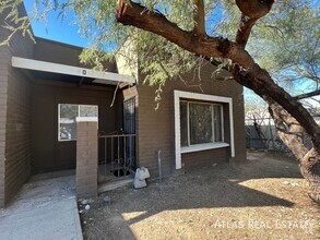 Building Photo - 2 BED / 1 BATH WITH PRIVATE BACKYARD