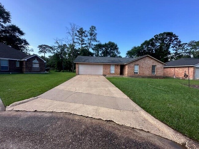 Building Photo - 2126 Southwood Dr