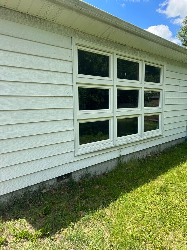 Building Photo - 3 Story Home Available Now Near Campus!