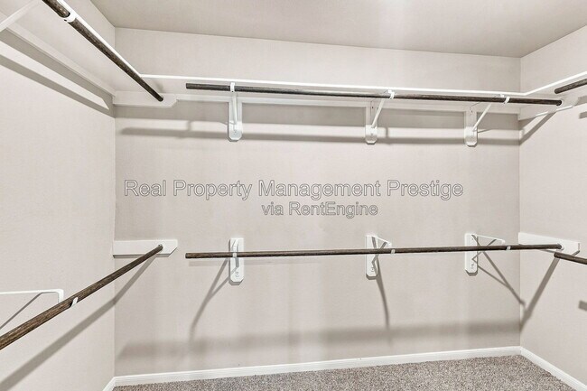 Building Photo - 7333 Hinsdale Dr