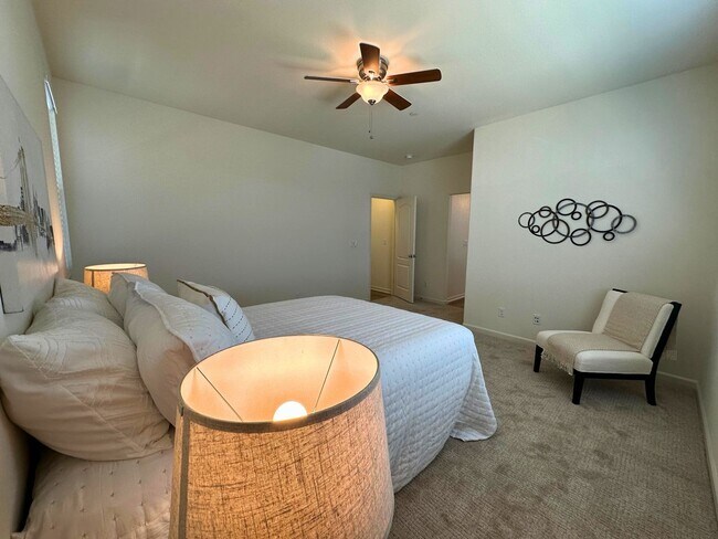 Building Photo - Stunning 4 Bedroom, 3 Bath Questa Home