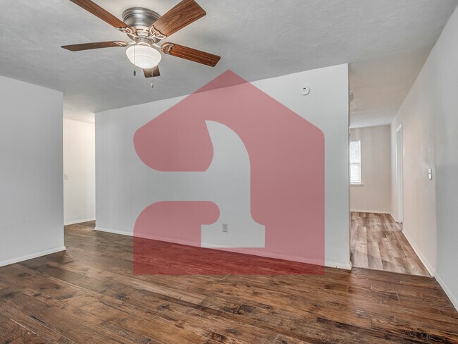 Building Photo - 224 W 5th St