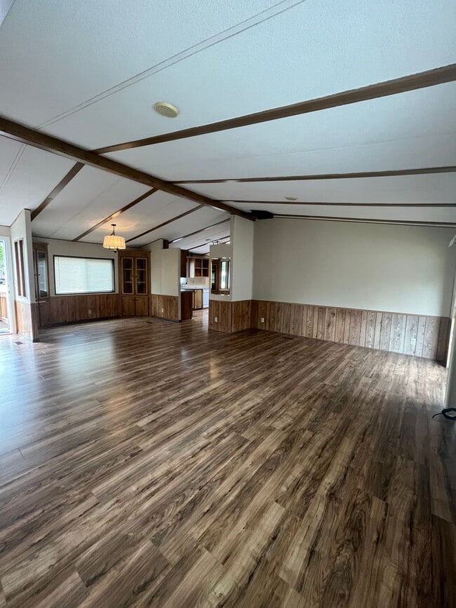 Building Photo - 3-Bedroom 2-Bathroom home with HUGE Shop in Cedar Flats