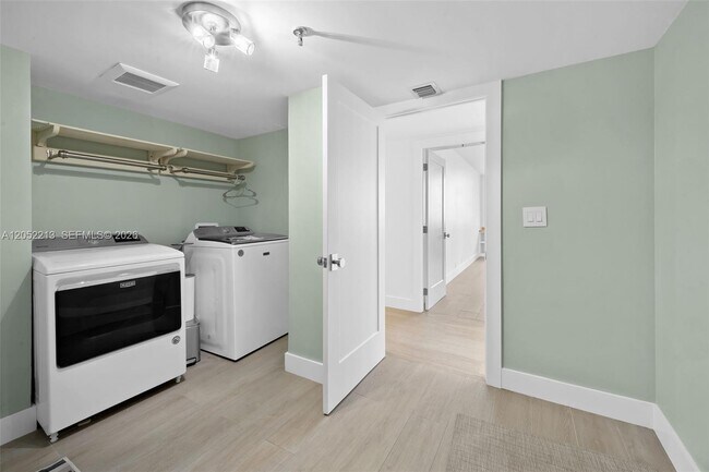 Building Photo - 520 Brickell Key Dr