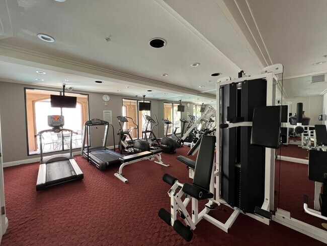 Building Photo - 2 bed 2 bath condo with laundry, A/C and fireplace! Heart of Banker's Hill!