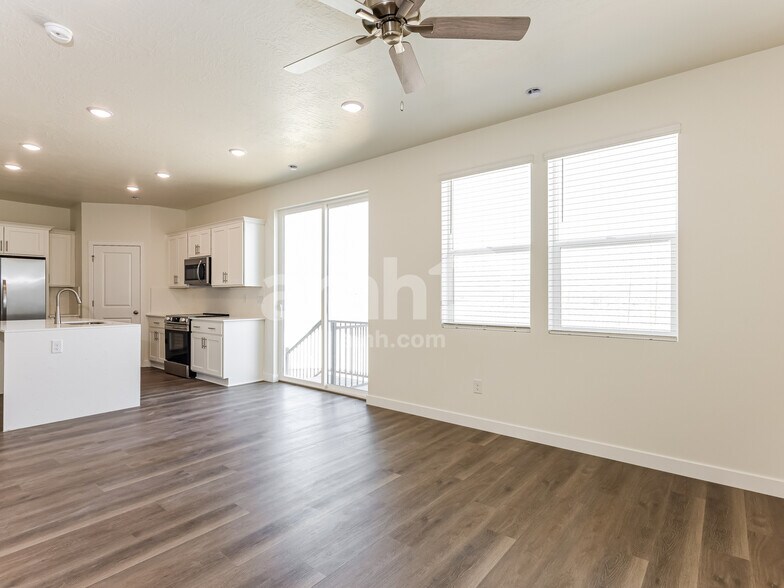 Building Photo - 1412 W Mahogany St