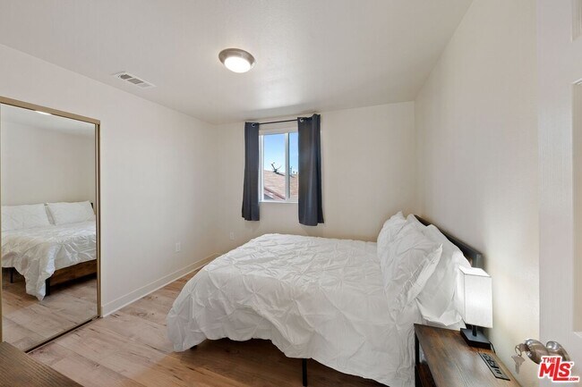 Building Photo - 5912 S Flower St