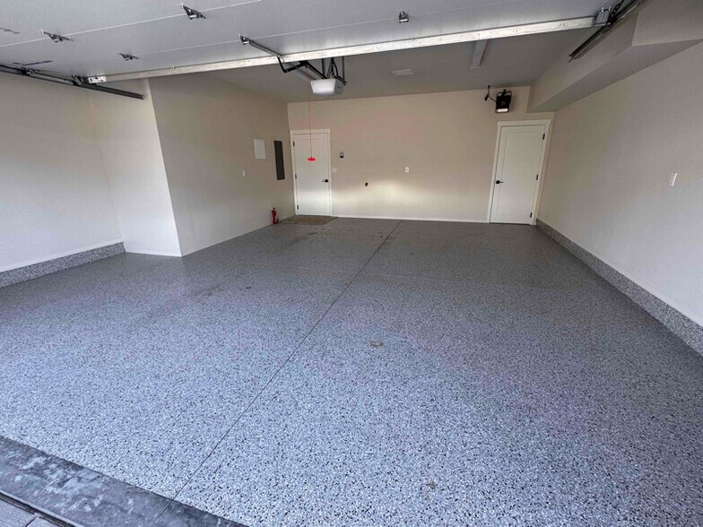 Building Photo - 966 E RR Ave