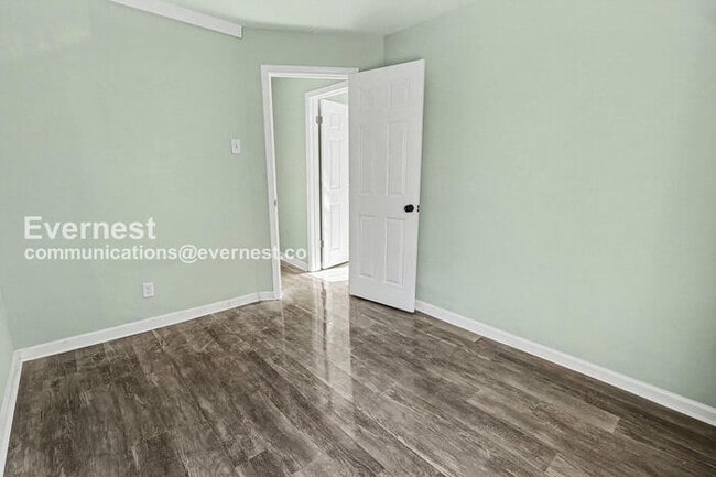 Building Photo - 3 Bed/2 Bath with Off-Street Parking / Vouchers Accepted / Available Now!