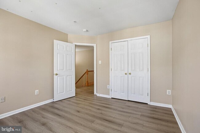 Building Photo - 7721 Valley Oak Dr