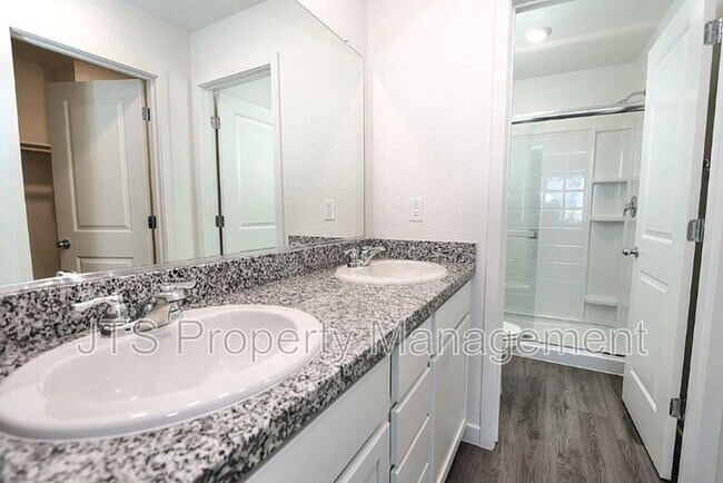 Building Photo - 2097 Shady Tree Cir