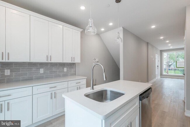 Building Photo - 2550 N Howard St