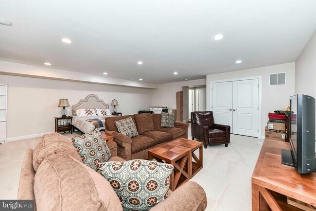 Building Photo - 7240 Magpie Ln