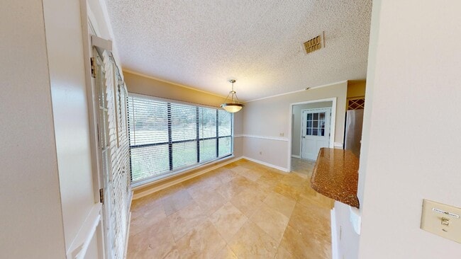 Building Photo - Beautiful 3 bedroom, 2 bathroom, house .