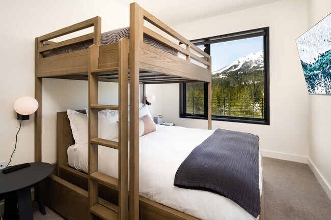 Building Photo - 4 Boathouse Way