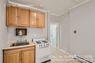 Building Photo - Perfect, Cozy on S Broadway Available for ...