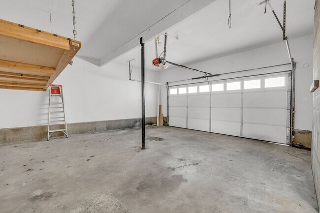 Building Photo - 5 Bedroom 3 Bathroom Home in Sandy!