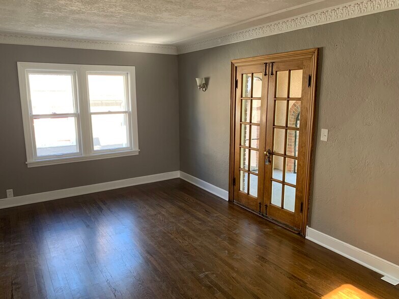 Building Photo - 706 E 71st Ter