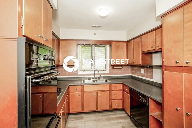 Building Photo - 3 Bedroom Pet-Friendly Home in Indianapolis, IN with Main Street Renewal