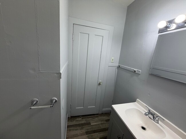 Building Photo - 208 Stroup-