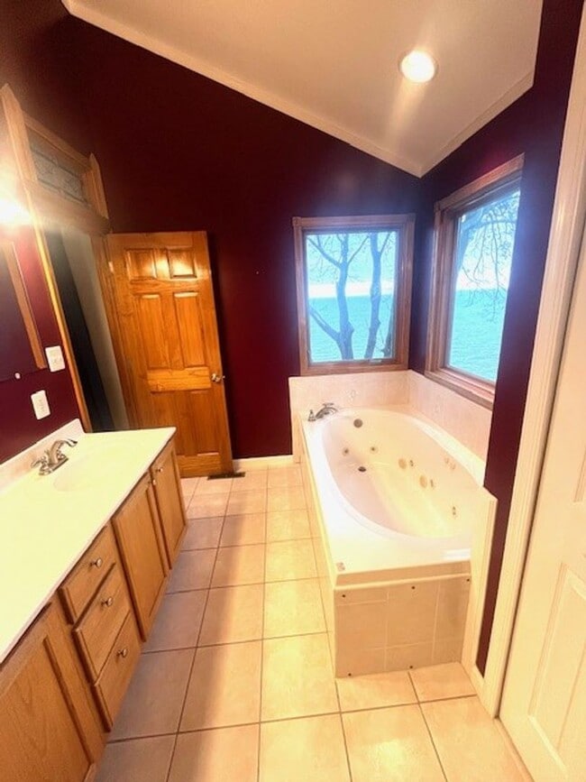 Building Photo - Gorgeous Water Front Home with Beach Access