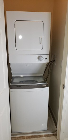 washer/dryer - 12 Robinson Ave