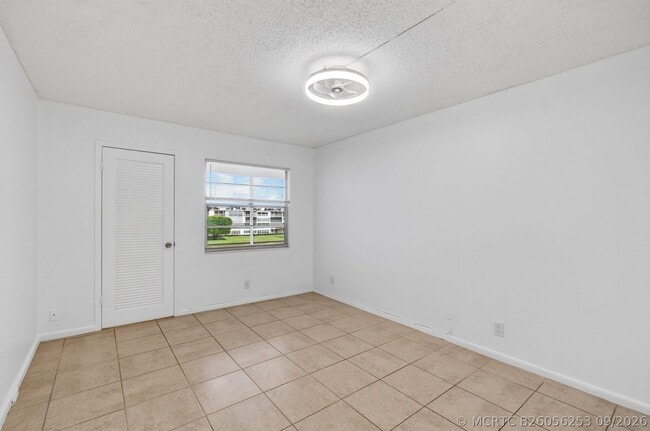 Building Photo - 4028 Hythe B