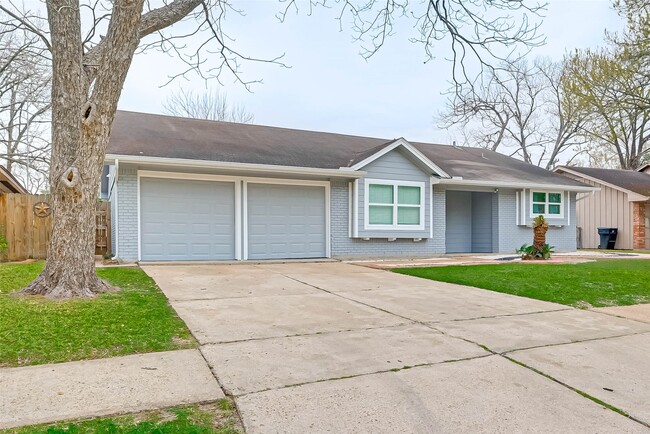 Building Photo - 5330 Hialeah Dr