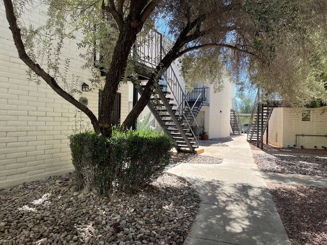 Building Photo - Remodeled 2 Bed / 2 Bath in Lovely Community – Pool, Covered Parking & Great Location