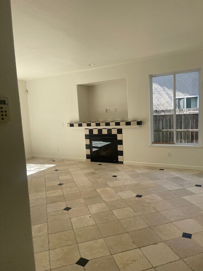 Building Photo - Beautiful 3-Bedroom Family Home in Desirable Northeast Stockton