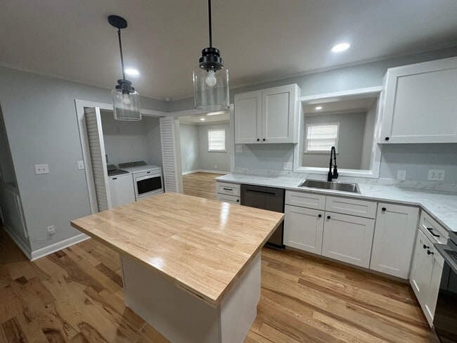 Building Photo - 3 Bedroom 2 Bathroom Spilt Unit in Wilmington