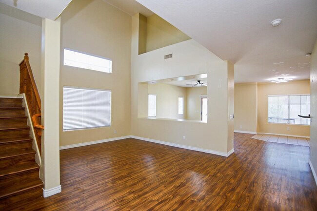 Building Photo - 512 E Rainbow Dr
