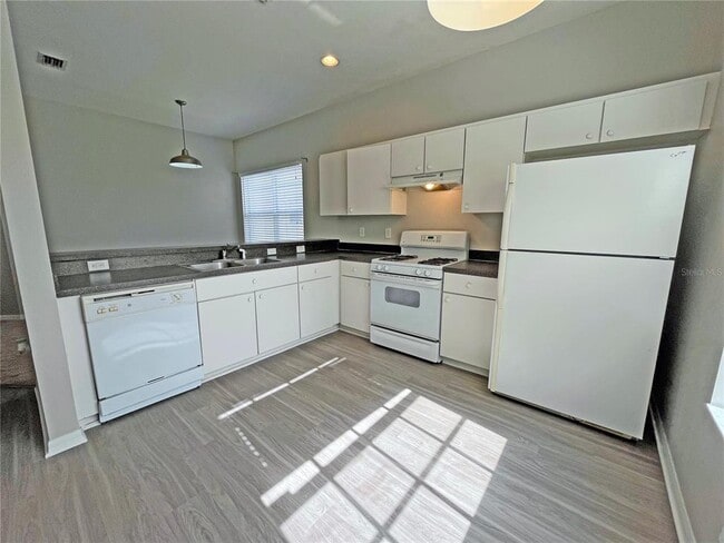 Building Photo - 24925 Vintage Ct