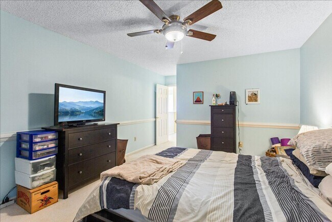 Building Photo - ATTRACTIVE AND BRIGHT LUXURY TOWNHOME IN W...