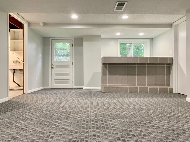 Building Photo - Two Bedroom Home in Northwest Grand Rapids