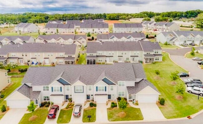 Building Photo - 731 Elmbrook Dr