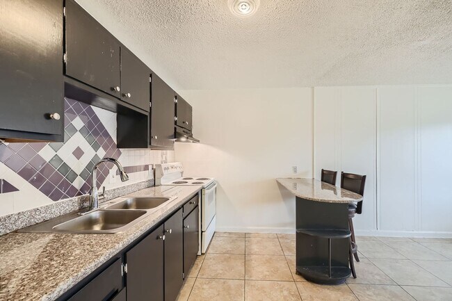 Building Photo - 1 Bedroom 1 Bathroom Condo Minutes from Th...