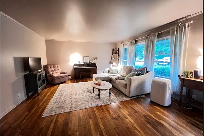 Building Photo - 5316 W River Rd