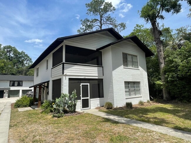 Building Photo - Beautiful 2 Bedroom, 1 Bathroom Apartment in Duckpond Neighborhood