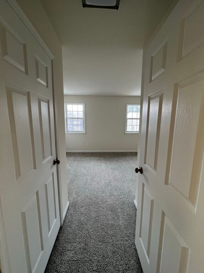 Building Photo - 3BR Townhome - Northampton School District
