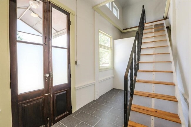 Building Photo - 1013 E 26th St