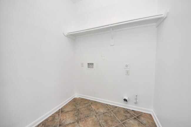 Building Photo - 7330 Jacobs Well Dr