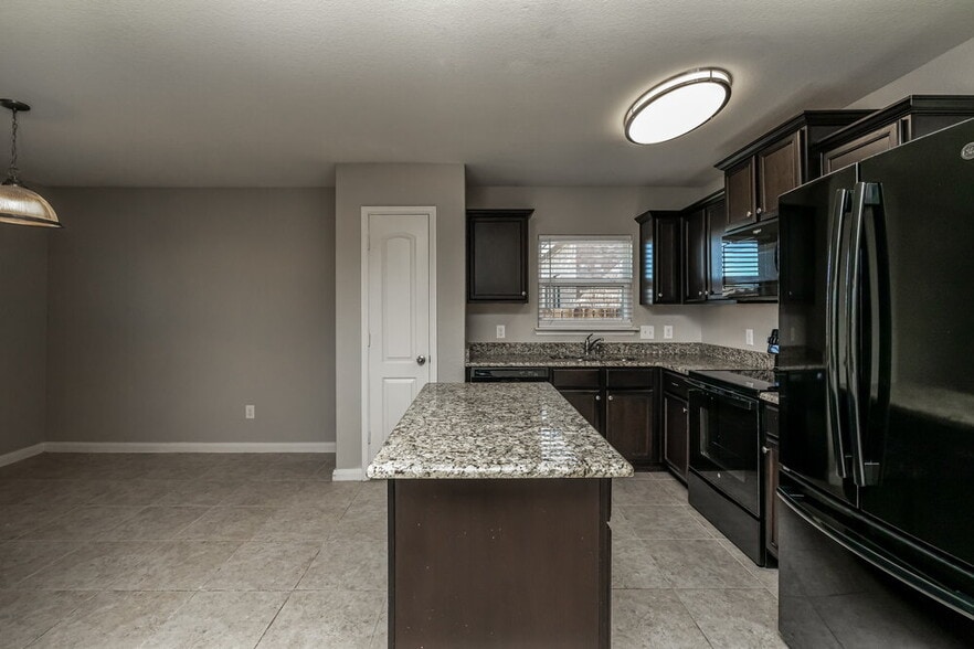 Building Photo - 157 Aaron St